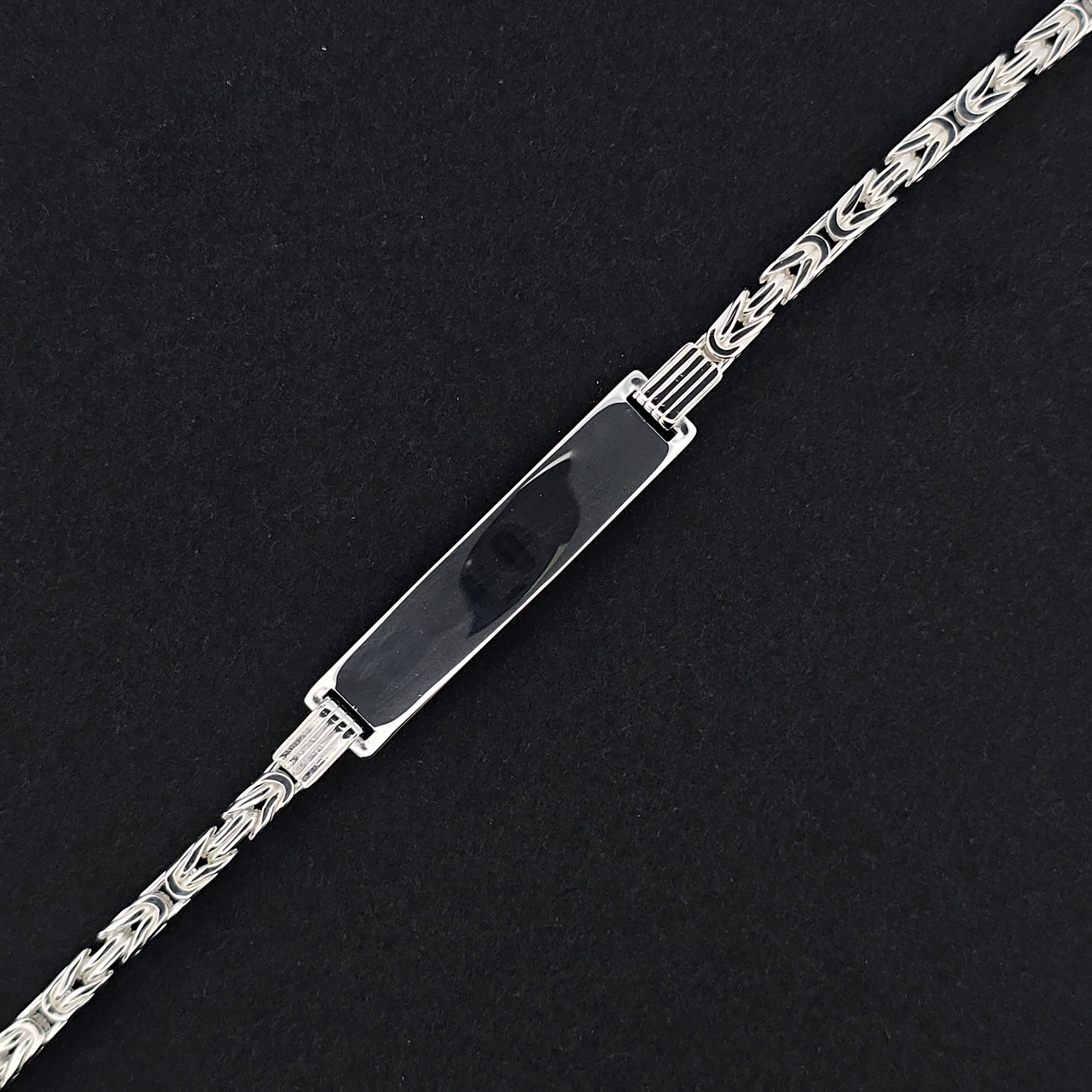 Mooie plaatarmband met koningsschakel, ook te combineren met armband en collier.